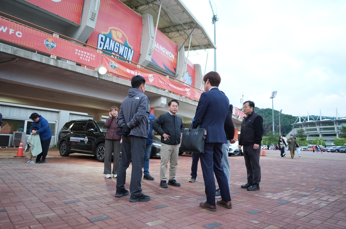 입장을 제지당한 육동한 춘천시장과 공무원