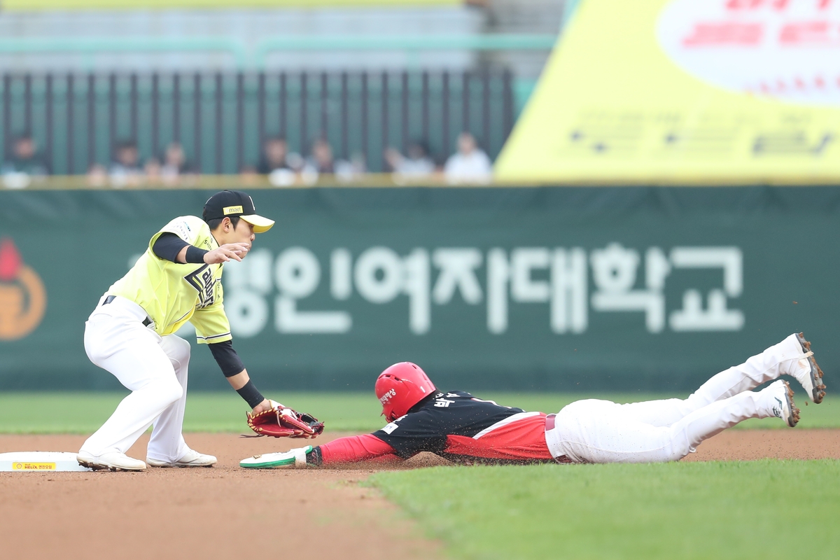 도루에 성공하는 KIA 박찬호