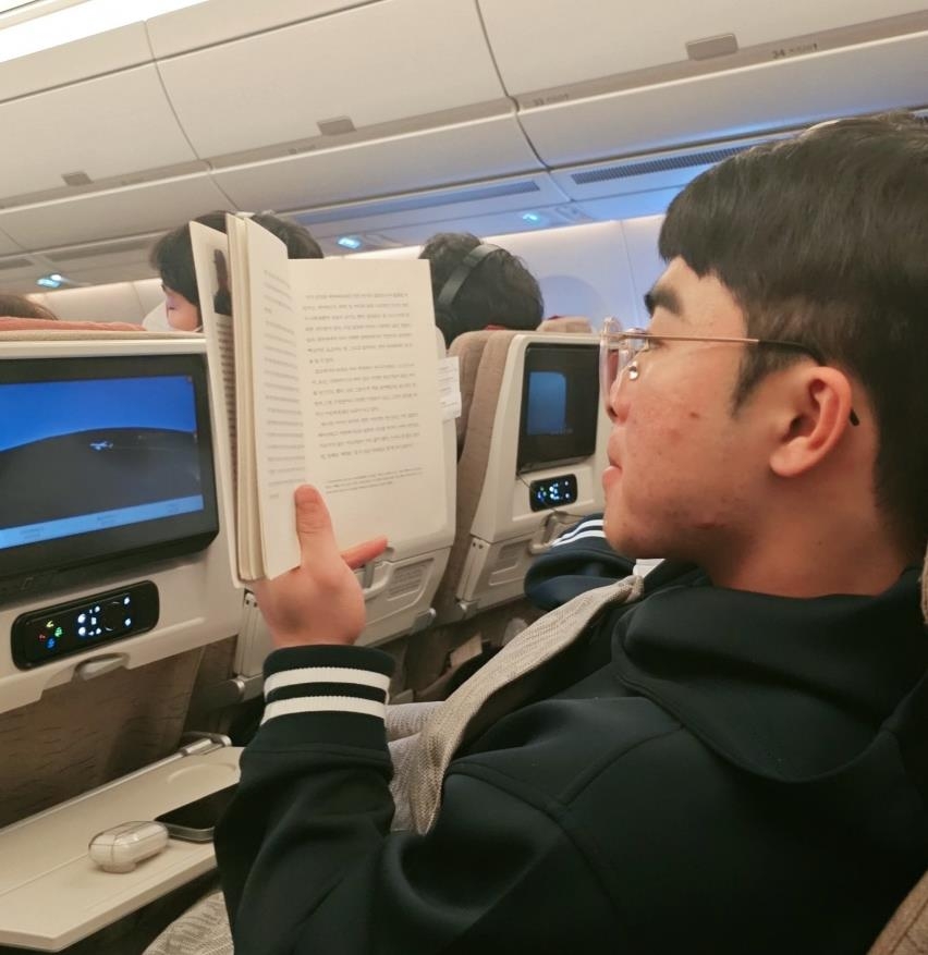 스프링캠프로 떠나는 비행기에서 독서하는 문현빈