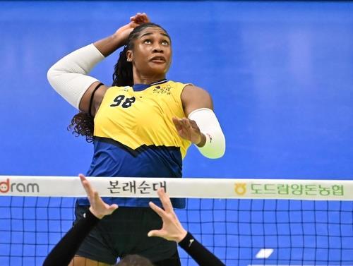 한국도로공사에 지명된 모마의 현대건설 당시 공격 장면