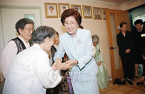 어버이날 요양원 찾은 이희호 여사