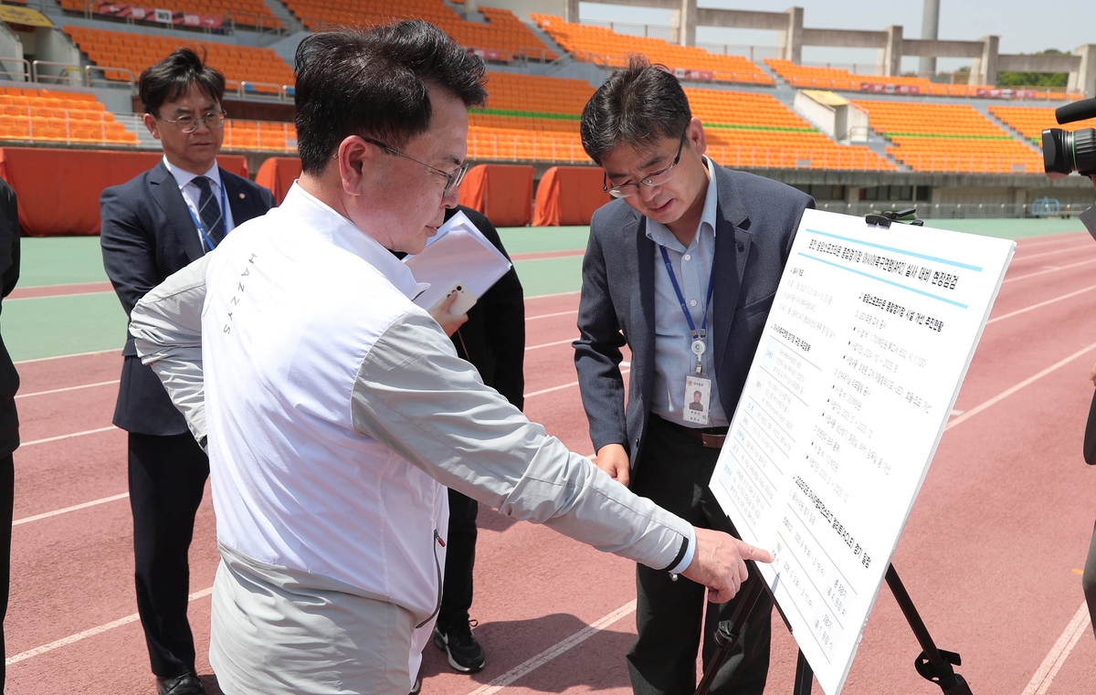 육동한 춘천시장, AFC 실사 대비 경기장 점검…"전용구장 절실"