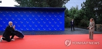 2ｍ 알바니아 총리, 157㎝ 이탈리아 총리 무릎꿇고 격한 환영