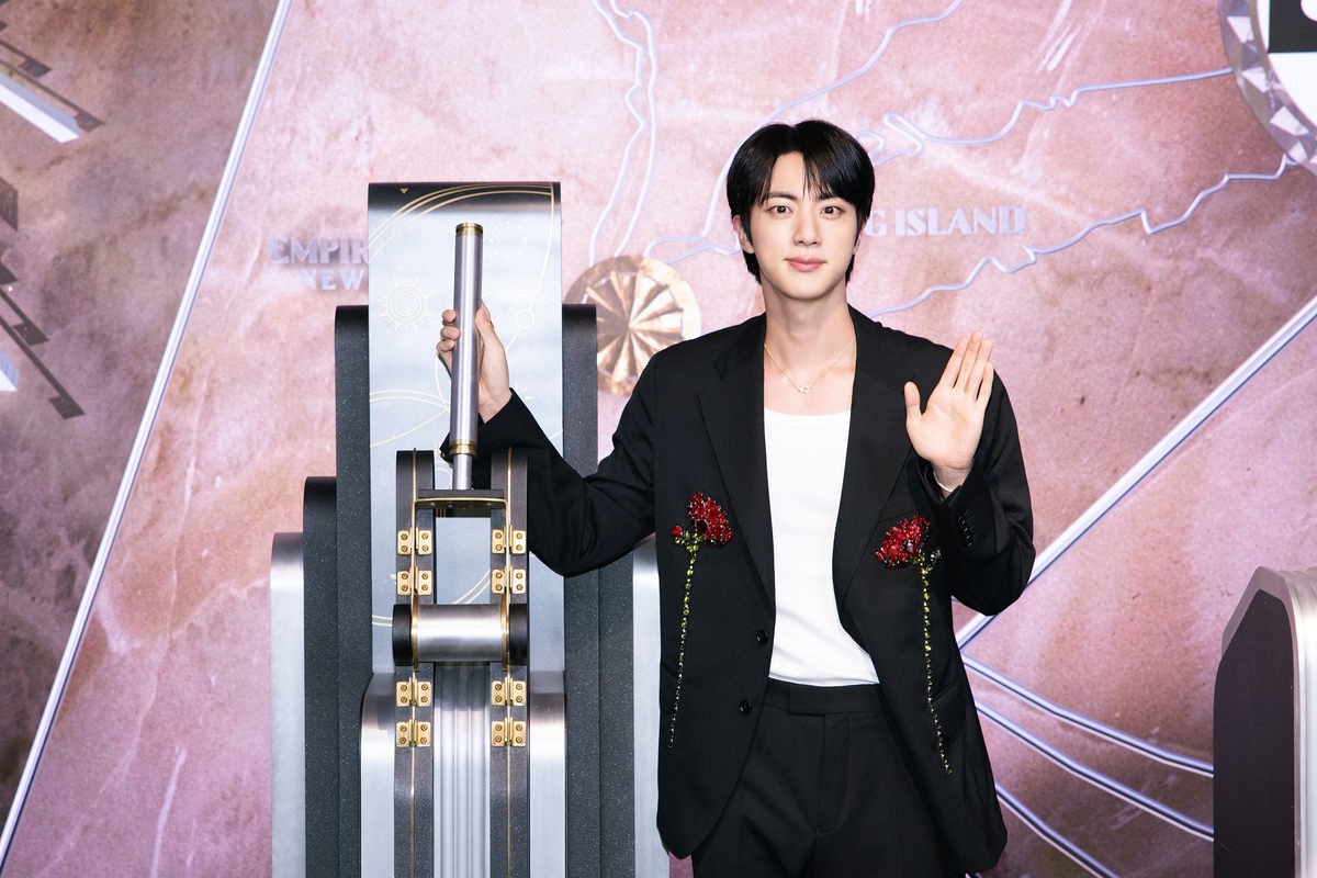 美 엠파이어 스테이트 빌딩, BTS 진 상징색으로 물들었다