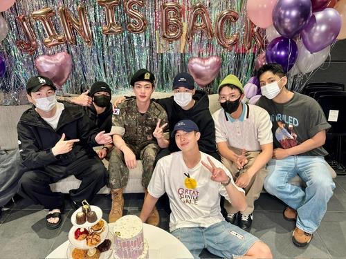 작년 6월 맏형 진의 전역을 축하하기 위해 모인 방탄소년단(BTS) 멤버들