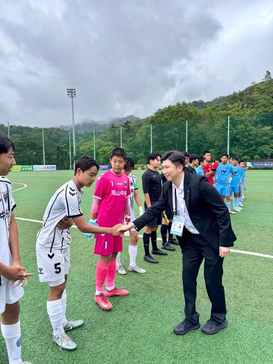 축구 선수들을 격려하는 유승민 체육회장
