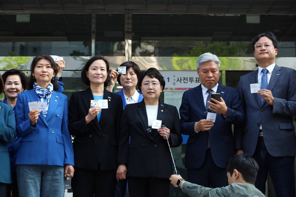 [사전투표] 조국혁신당, 尹 사저 인근서 투표…"내란 심판"