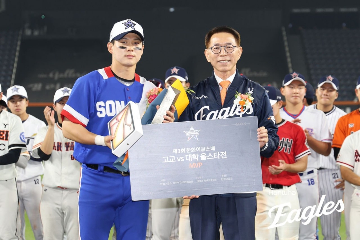 MVP 김동휘(왼쪽)와 박종태 한화이글스 대표이사.