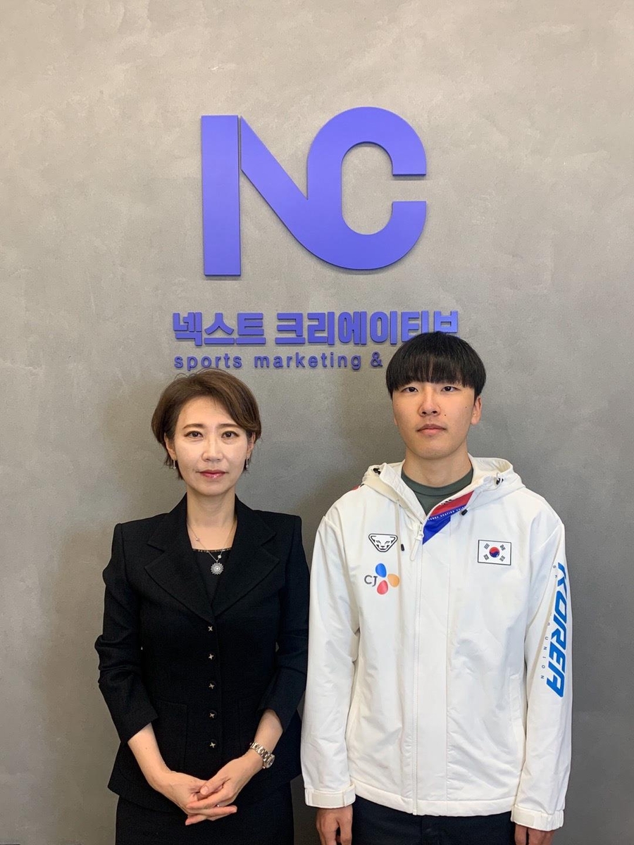 매니지먼트 계약한 빙속 기대주 구경민(오른쪽)