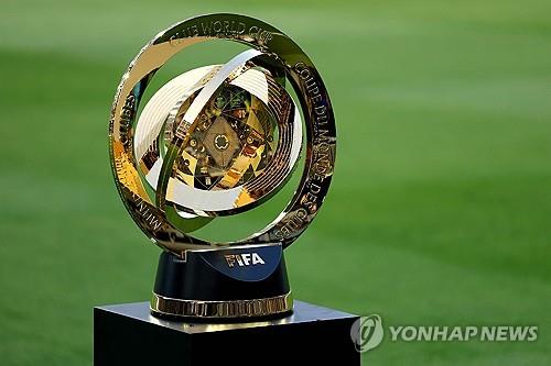 "FIFA, 코카콜라와 후원 계약 끝내라"…해외 의사들 요구
