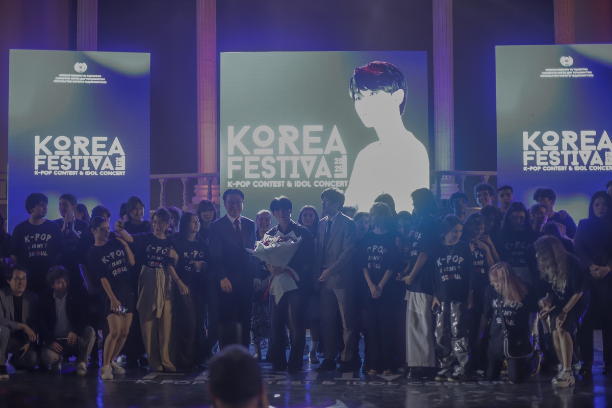 K팝 경연대회 참가자 및 K팝 콘서트 참석자들