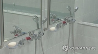 여탕·남탕 뒤바뀐 스티커에 여성 알몸 노출…20대 입건