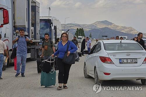 이스라엘 공습 피해 피란길에 나선 이란인들