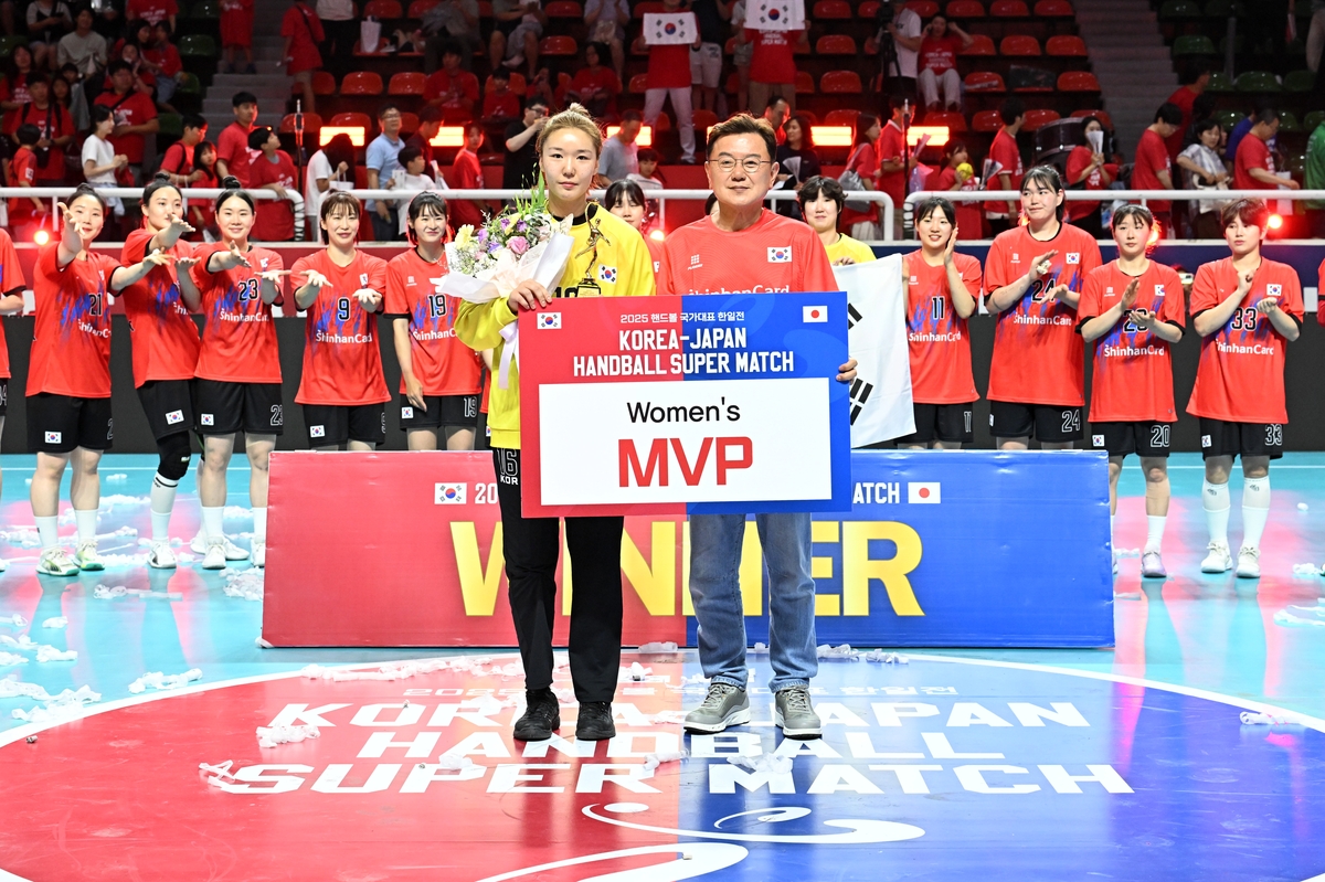 MVP 박새영(왼쪽)
