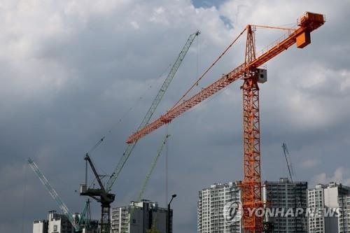 서울의 한 재건축 단지에서 작동 중인 크레인