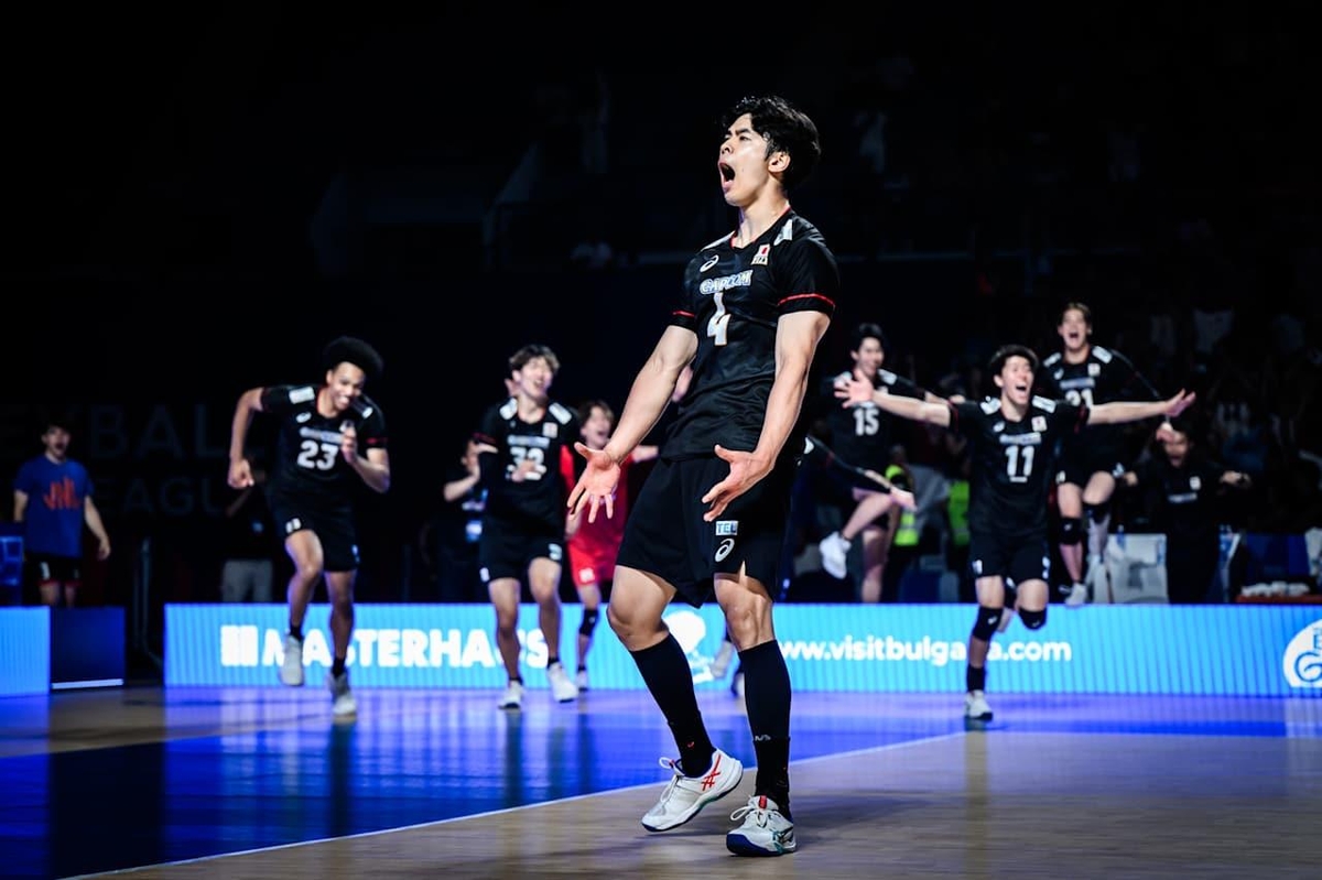 승리 후 기뻐하는 일본 남자배구 대표팀의 미야우라 겐토