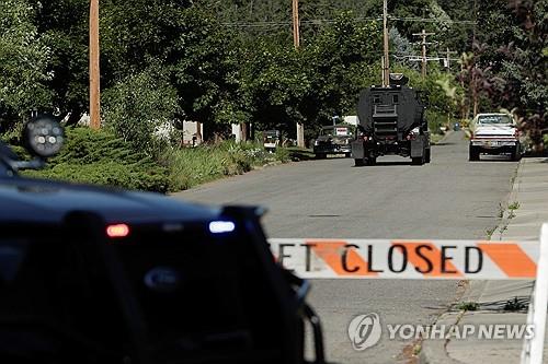 아이다호주 캔필드산으로 이동하는 경찰 장갑차