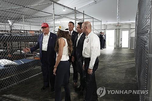 트럼프, 극한오지의 불법이민자 수용소 방문 "탈출구는 …