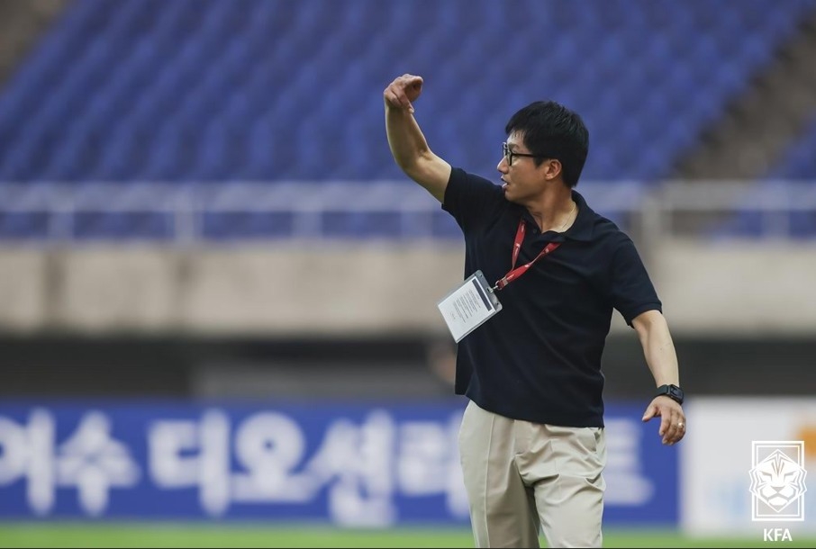 광주FC의 이정효 감독