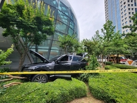 여의도 전경련회관에 SUV 돌진…운전자는 급발진 주장