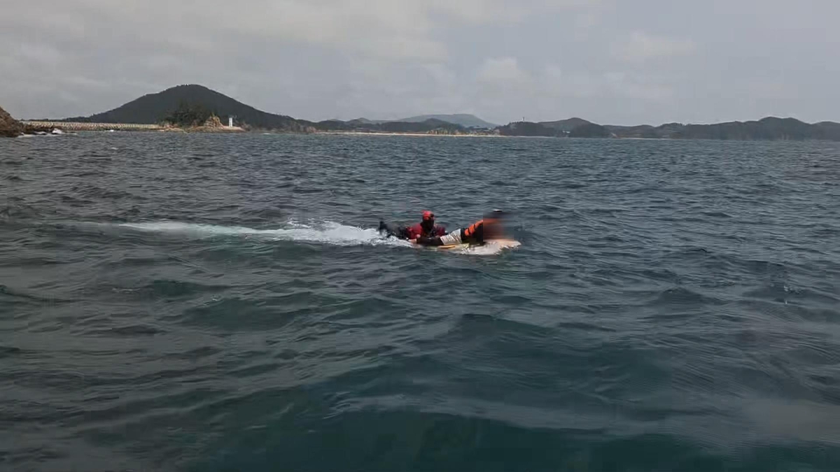 태안 앞바다서 레저보트 전복…승선원 3명 구조