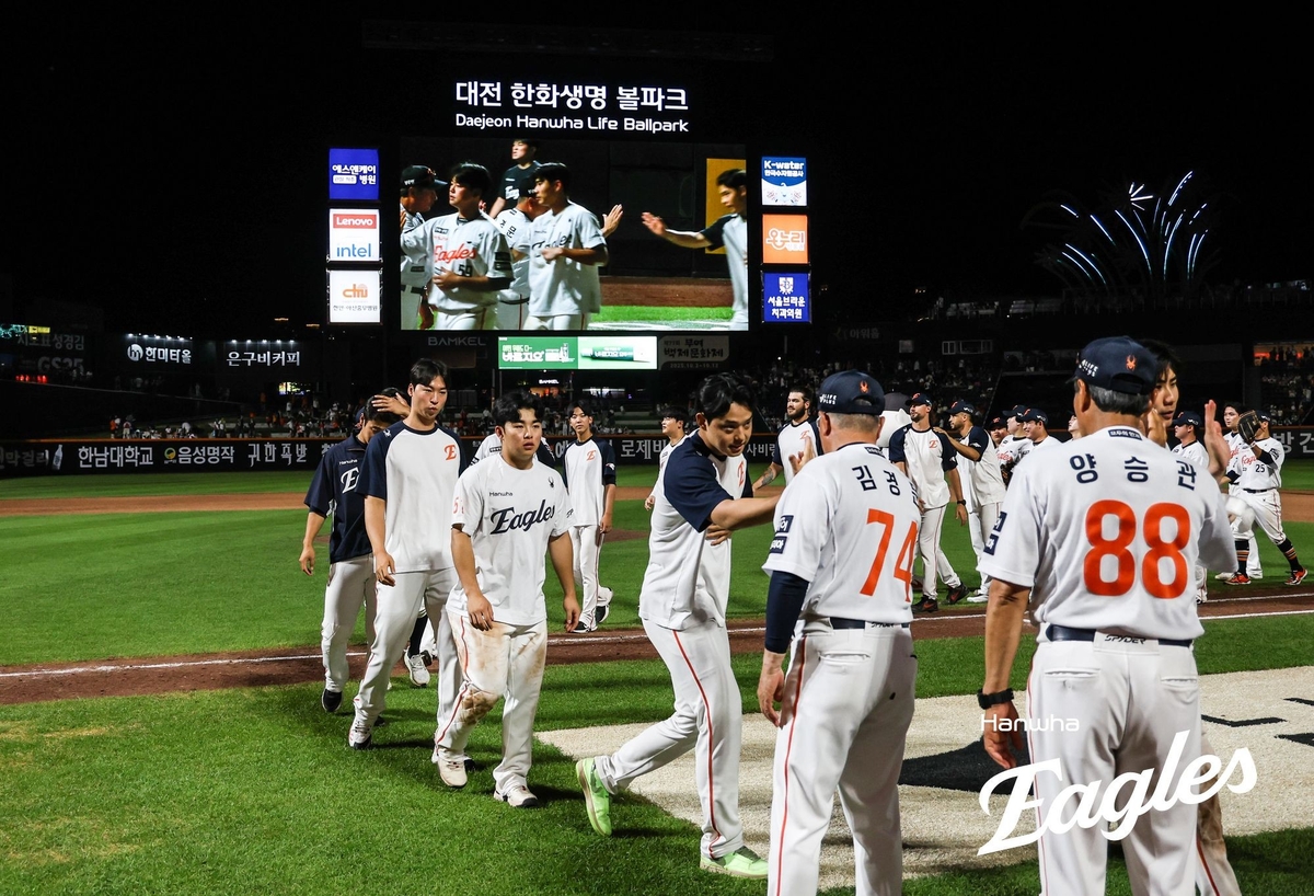 단독 선두 한화, 16안타·14득점 폭발…KIA 꺾고 50승 선착(종합)