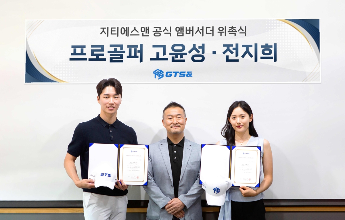 왼쪽부터 고윤성, 박현철 지티에스앤 대표, 전지희. 