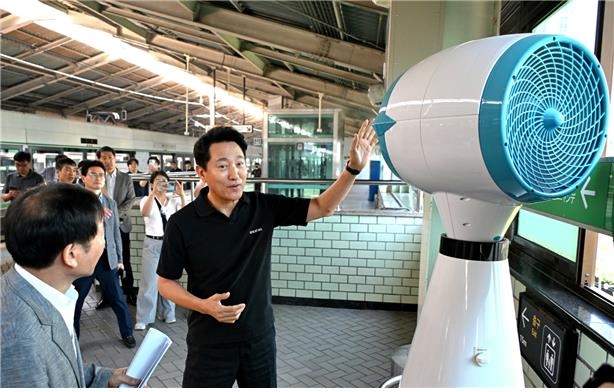 오세훈, 비냉방 지하철역 현장점검…"쉼터·냉방보조기 확…