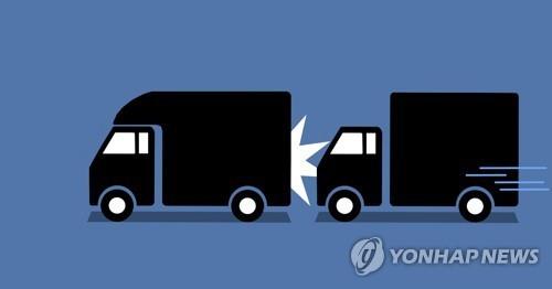 닭 실은 화물차 추돌 사고로 중부내륙고속도로서 4시간 …