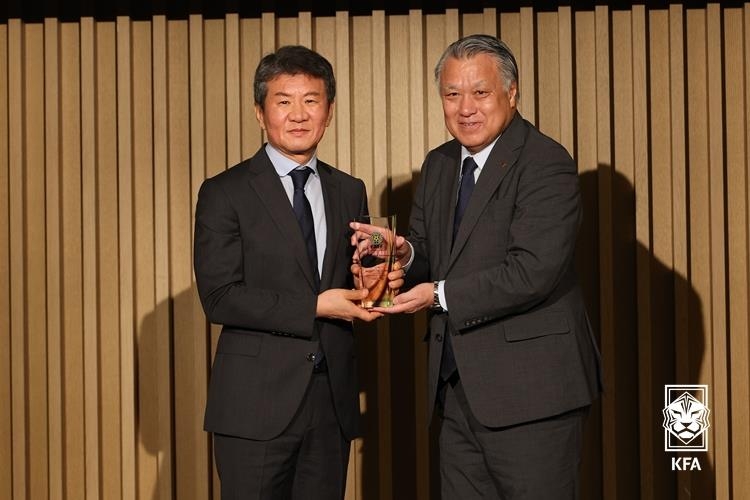 EAFF 회장으로 추대된 정몽규 대한축구협회장(왼쪽).