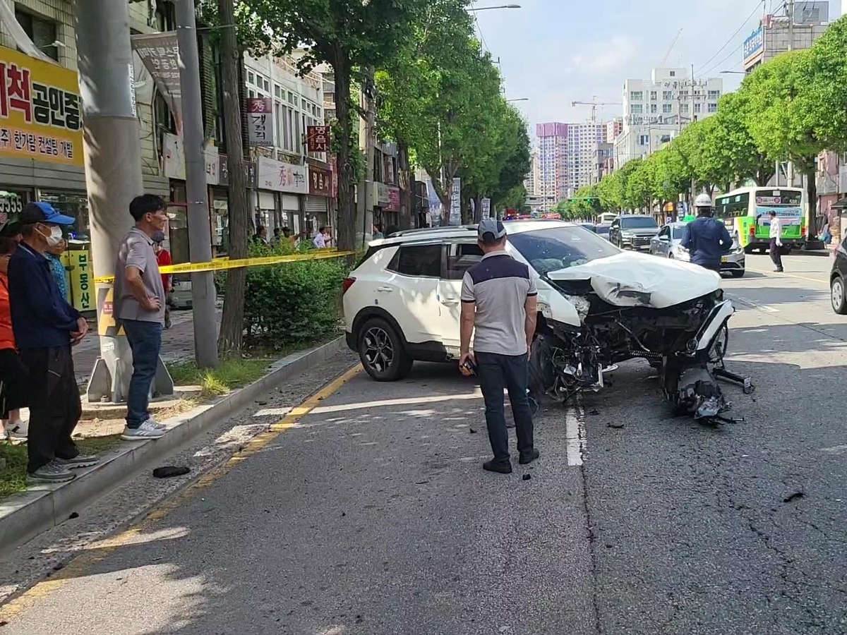 광주 도심서 SUV가 전봇대 들이받아…430가구 정전