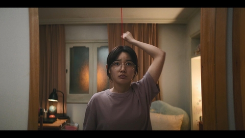 사람들 머리 위에 붉은 선이 생겼다…치부와 욕망 다룬 