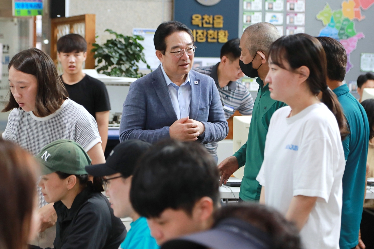 소비쿠폰 신청 주민들 몰려…옥천·보은군수 '도우미'로