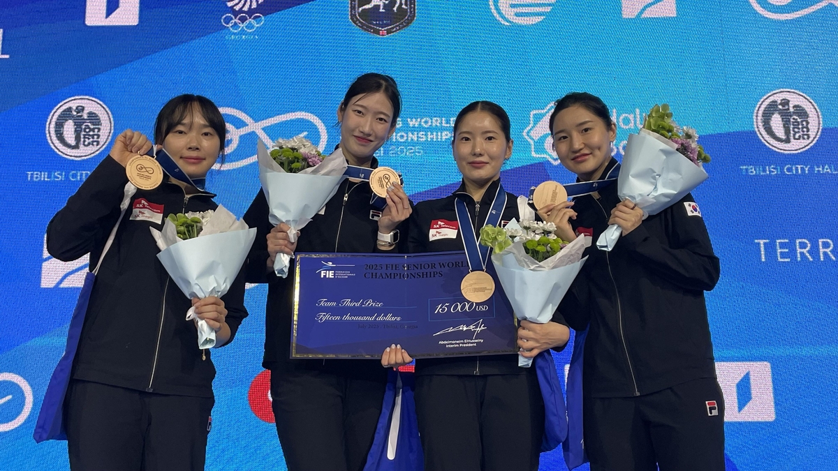 세계선수권대회 단체전 동메달 목에 건 김향은(왼쪽부터), 임태희, 송세라, 이혜인