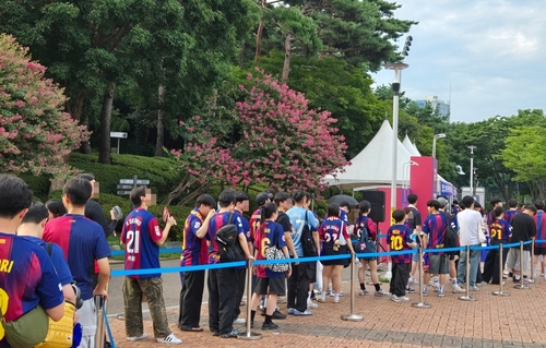 축구 팬들이 늘어선 포토존 모습