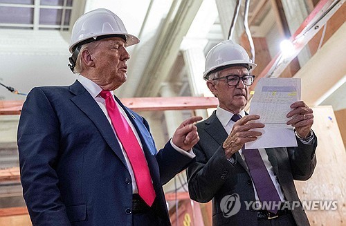 트럼프, '금리 동결' 연준 파월 맹비난…"너무 멍청·…