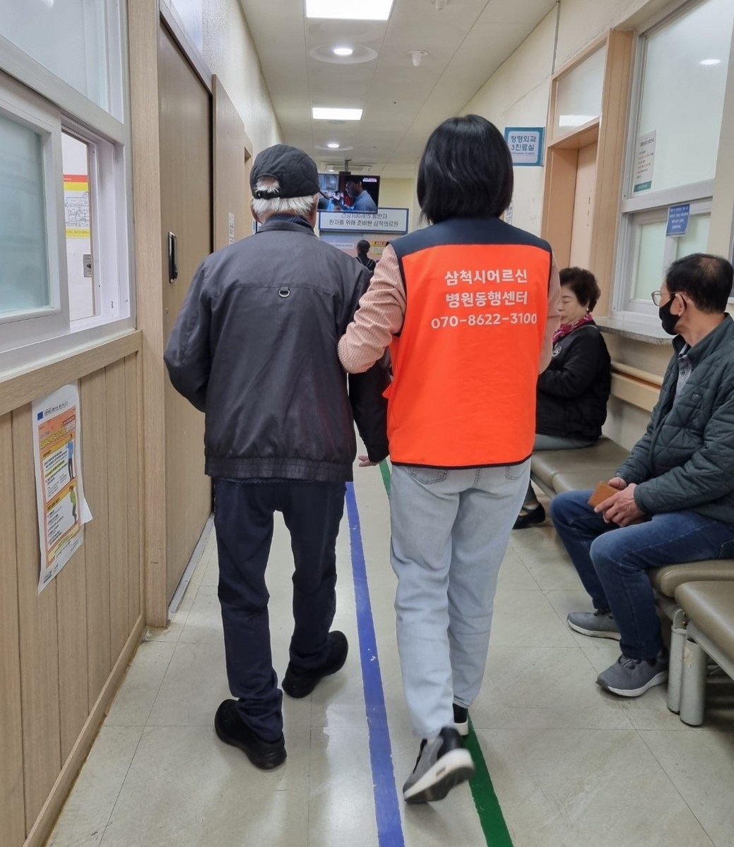 삼척시 병원동행서비스 100건 돌파…어르신들의 든든한 …
