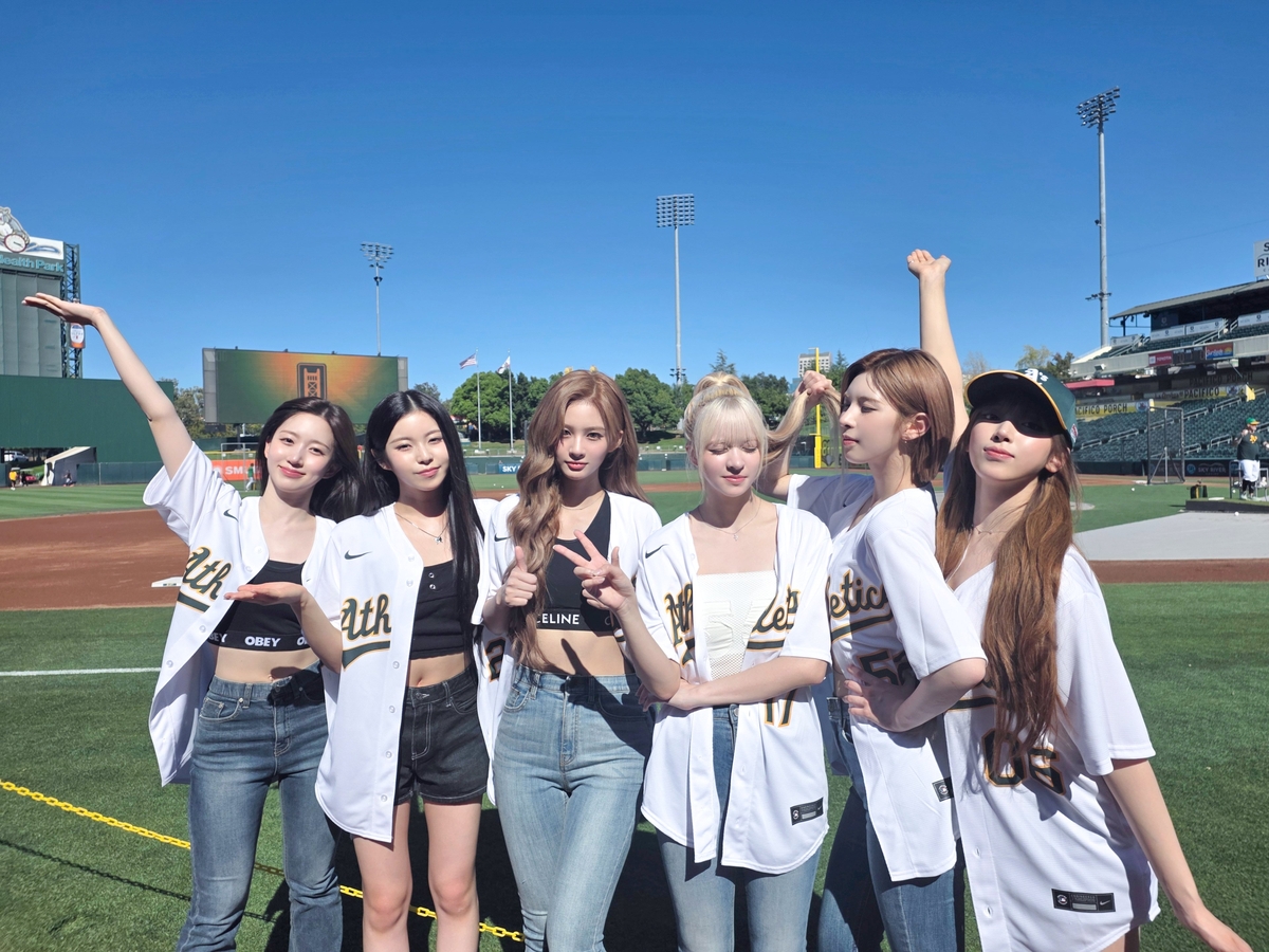 애슬레틱스 유니폼 입은 엔믹스
