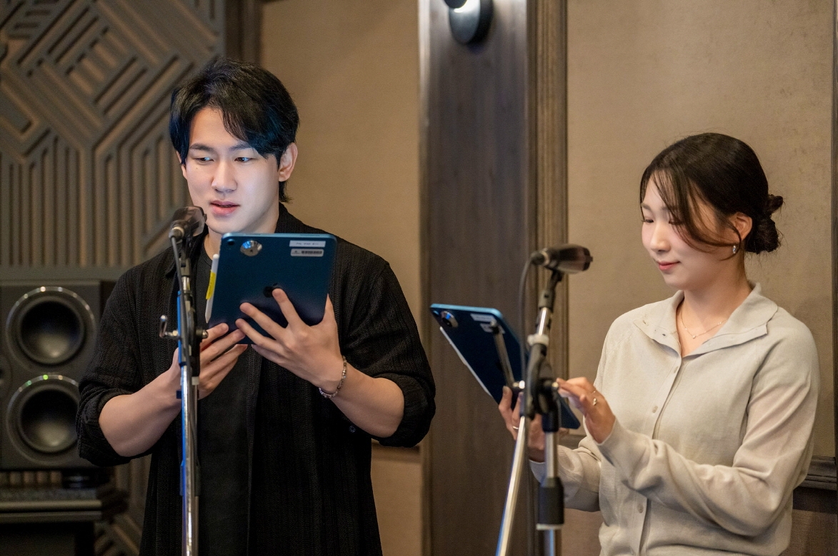 11일 '넷플릭스 해외 콘텐츠 한국어 더빙 이야기' 토크세션에서 '케이팝 데몬 헌터스' 주연을 맡은 신나리, 민승우 성우(오른쪽부터)가 극중 장면을 시연하고 있다. [넷플릭스 제공. 재판매 및 DB 금지]