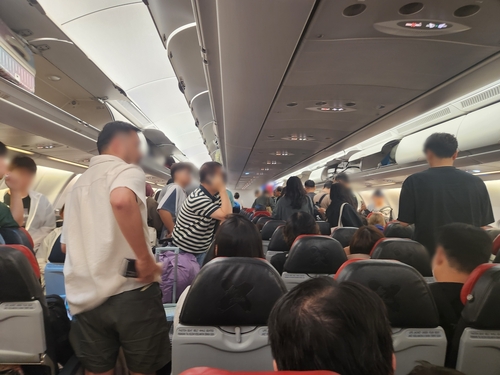 인천공항 내린 줄 알았더니 김포…놀란 승무원도 승객에 되물어(종합)