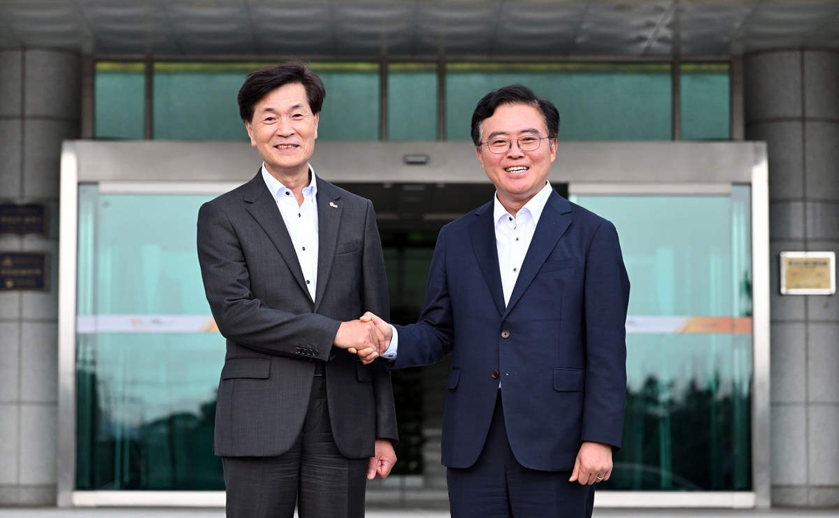 안병구 경남 밀양시장- 진교훈 서울 강서구청장 맞손 '활짝'