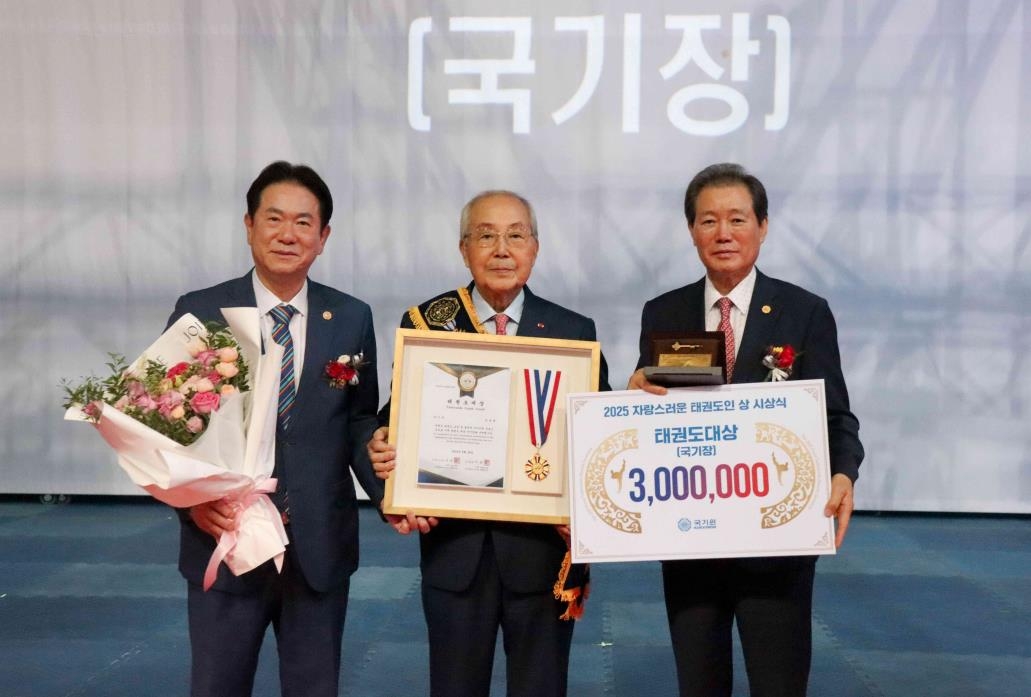 김영태 국기원 기술고문, 태권도 대상 국기장 수상