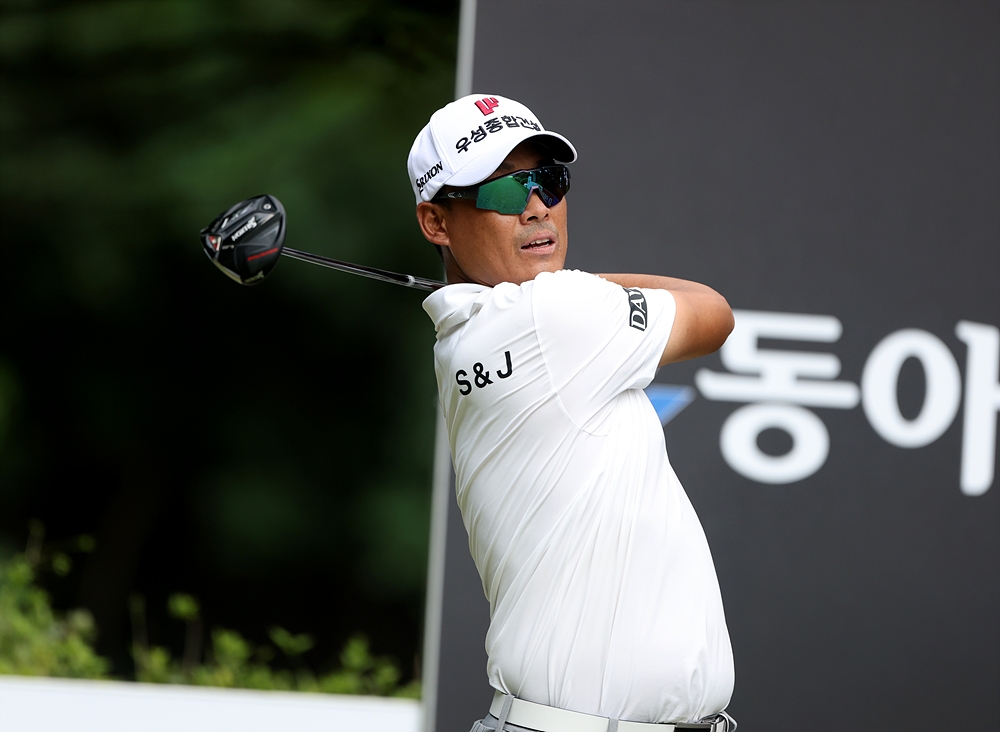 KPGA 데뷔 18년차 43세 김재호, 동아회원그룹 오픈 1R 선두