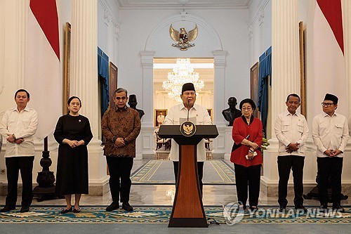 정당 지도자들과 함께 기자회견 하는 프라보워 인도네시아 대통령(가운데)
