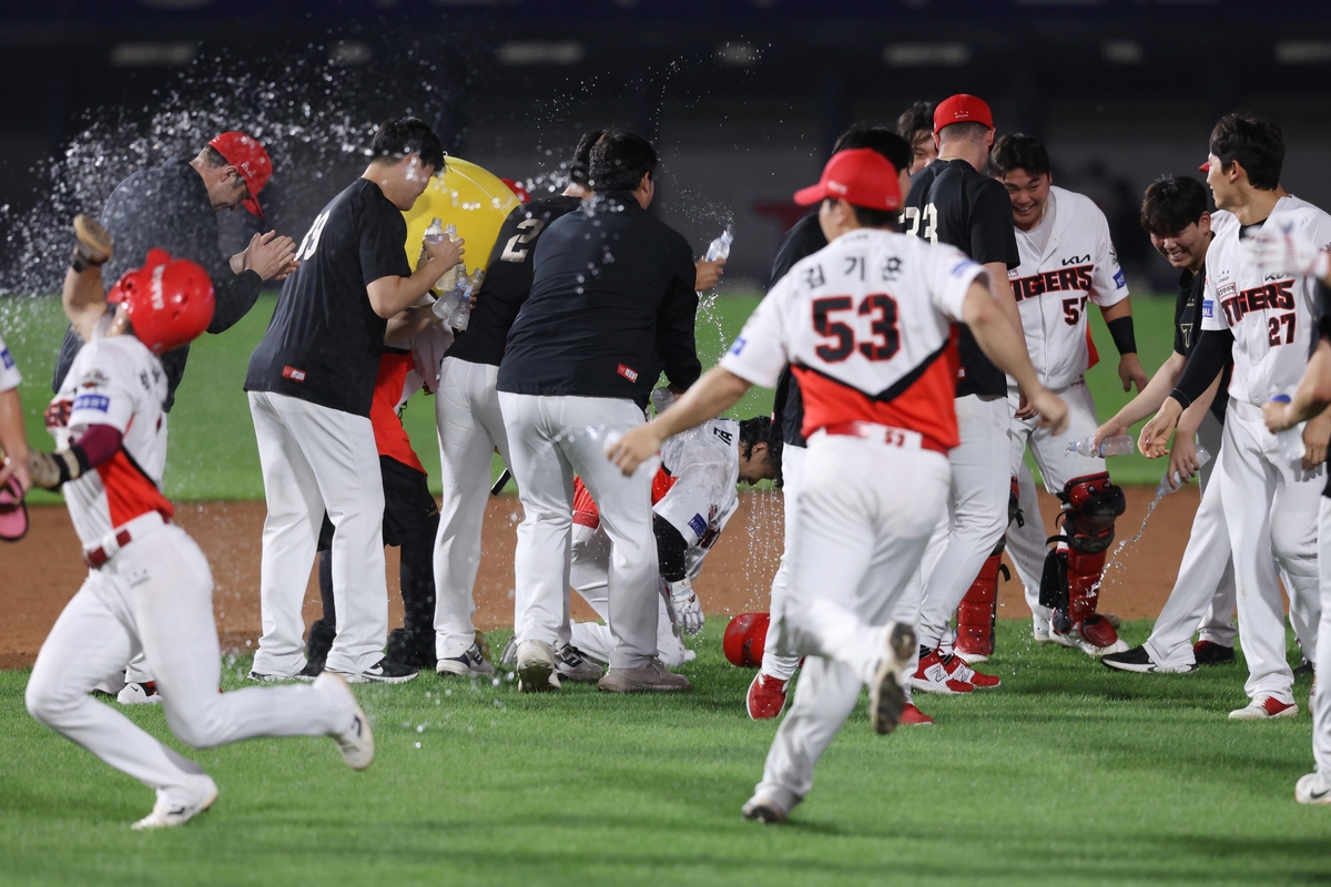 KIA, 9회말 김선빈 끝내기 안타로 두산에 5-4 승리…시즌 60승