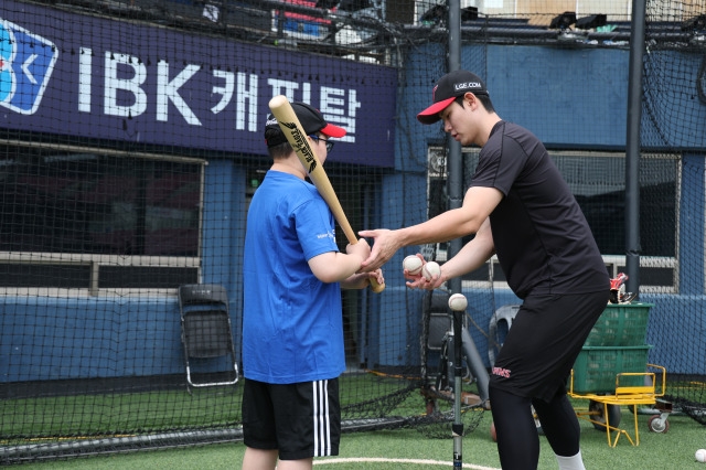 프로야구 홍창기, 난치병 아동에게 추억 선물