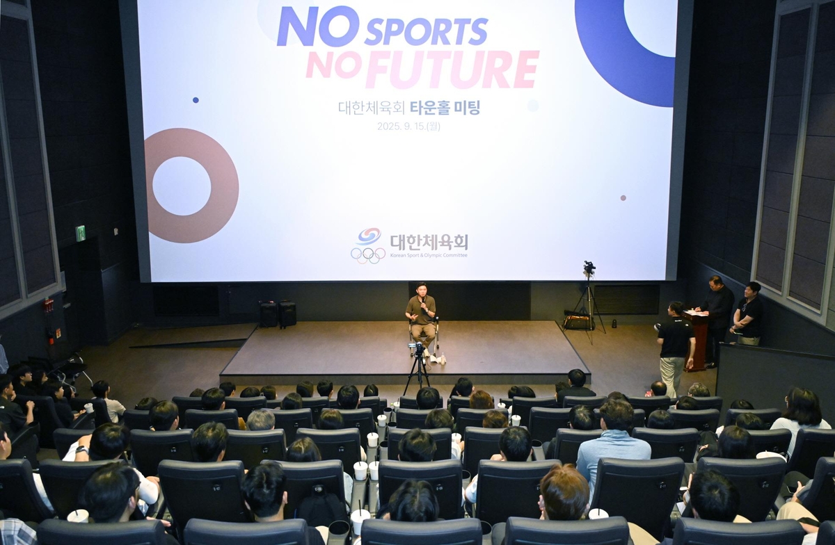 대한체육회 타운홀 미팅에서 답변하는 유승민 회장(중앙)