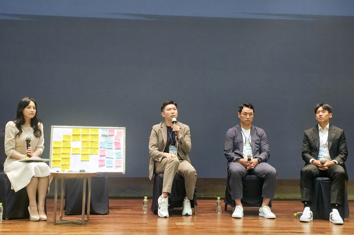 회원종목 단체 워크숍에서 답변하는 유승민 체육회장(왼쪽에서 2번째)