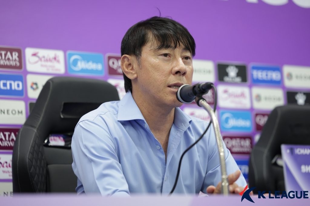 경기 후 기자회견에서 발언하는 신태용 감독
