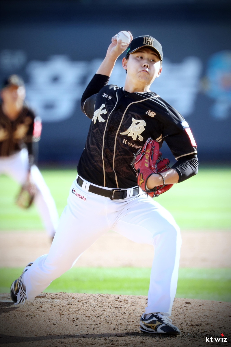 피칭하는 kt의 선발투수 소형준